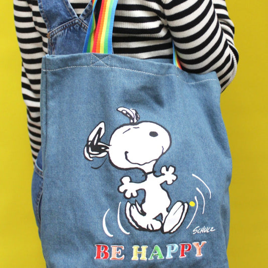 Bolso Peanuts "Be happy" de Snoopy, la marca House of Disastery venta en Maldita Rita, visto en modelo