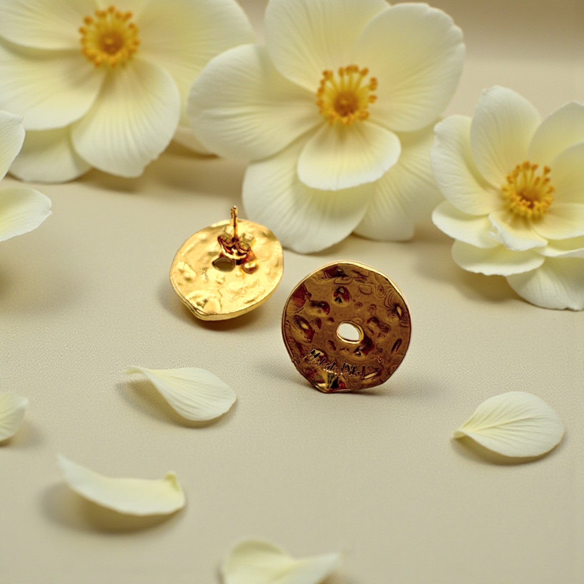 Pendientes Lunática oro de Maldita Rita, redondos irregulares, detalle vistos por detrás