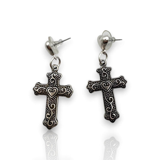 Pendientes de cruces de corazones en plata de la marca Maldita Rita, detalle