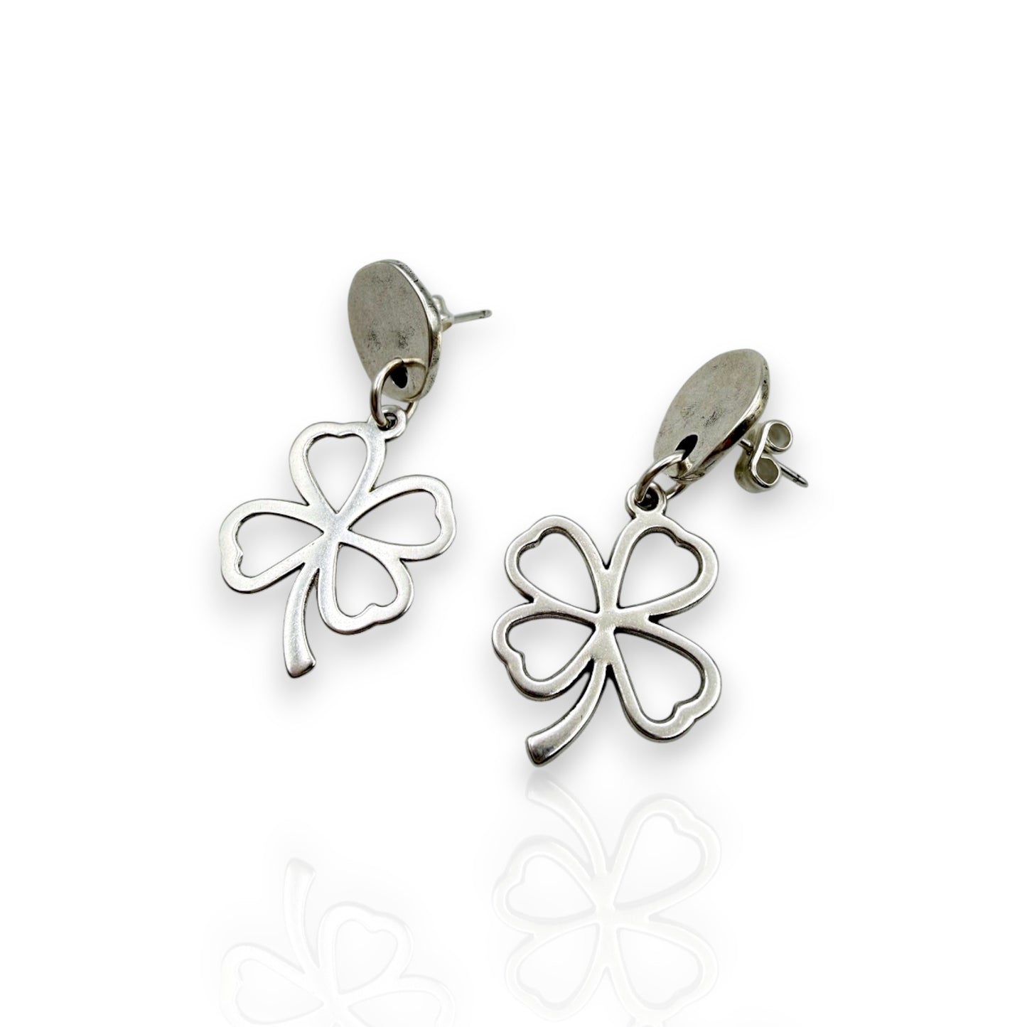 Pendientes Suertecita de Maldita Rita – pendientes trébol de cuatro hojas de plata hechos a mano en Almería, España. Detalle del cierre
