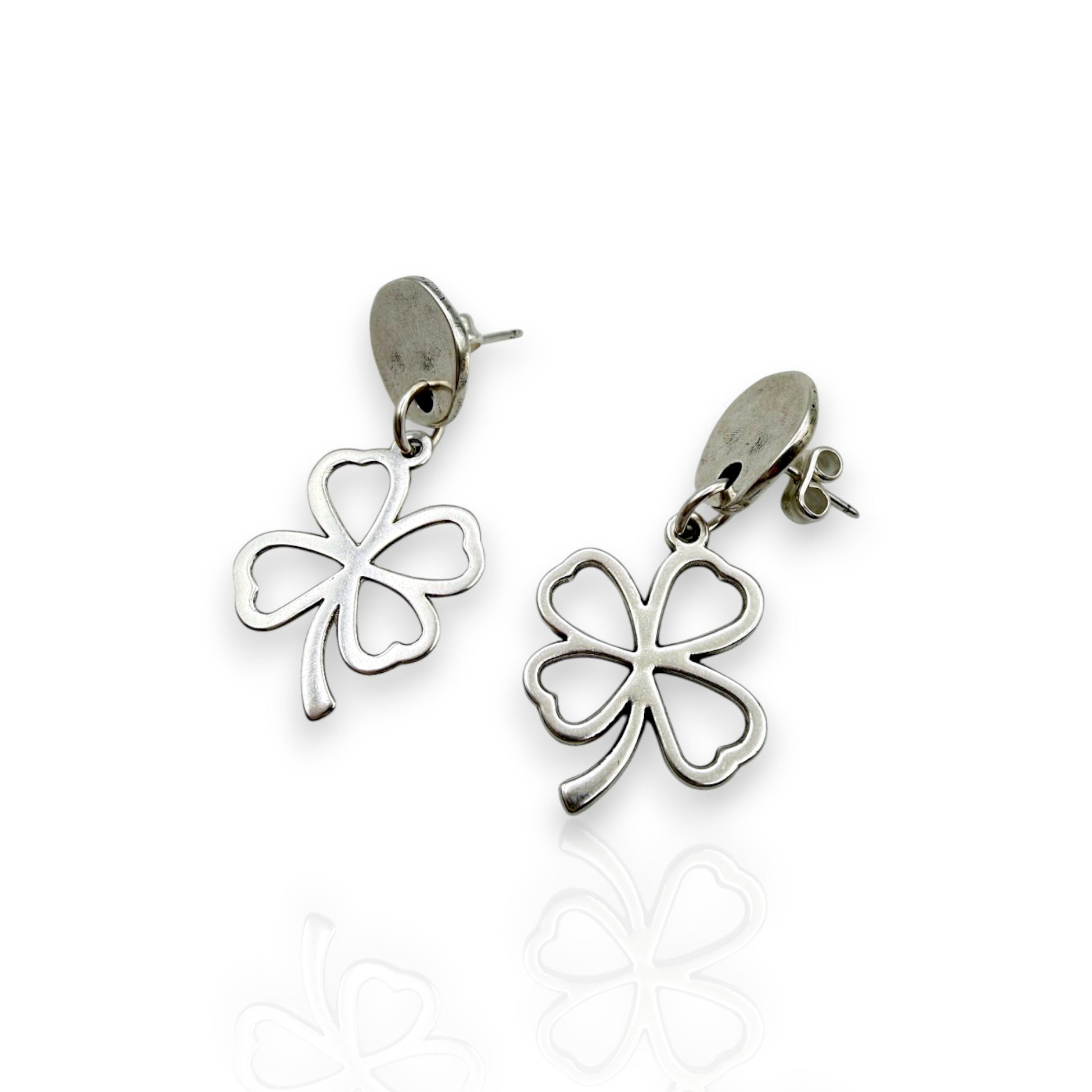 Pendientes Suertecita de Maldita Rita – pendientes trébol de cuatro hojas de plata hechos a mano en Almería, España. Detalle del cierre