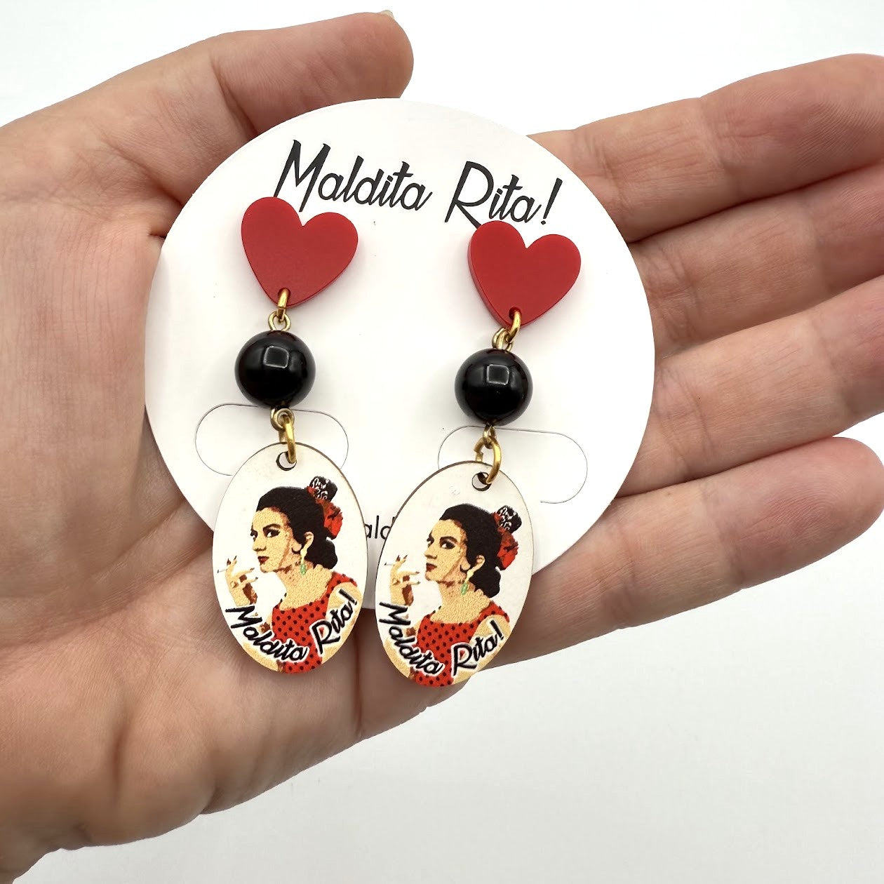 Pendiente Lola Corazón de Maldita Rita, vista en mano