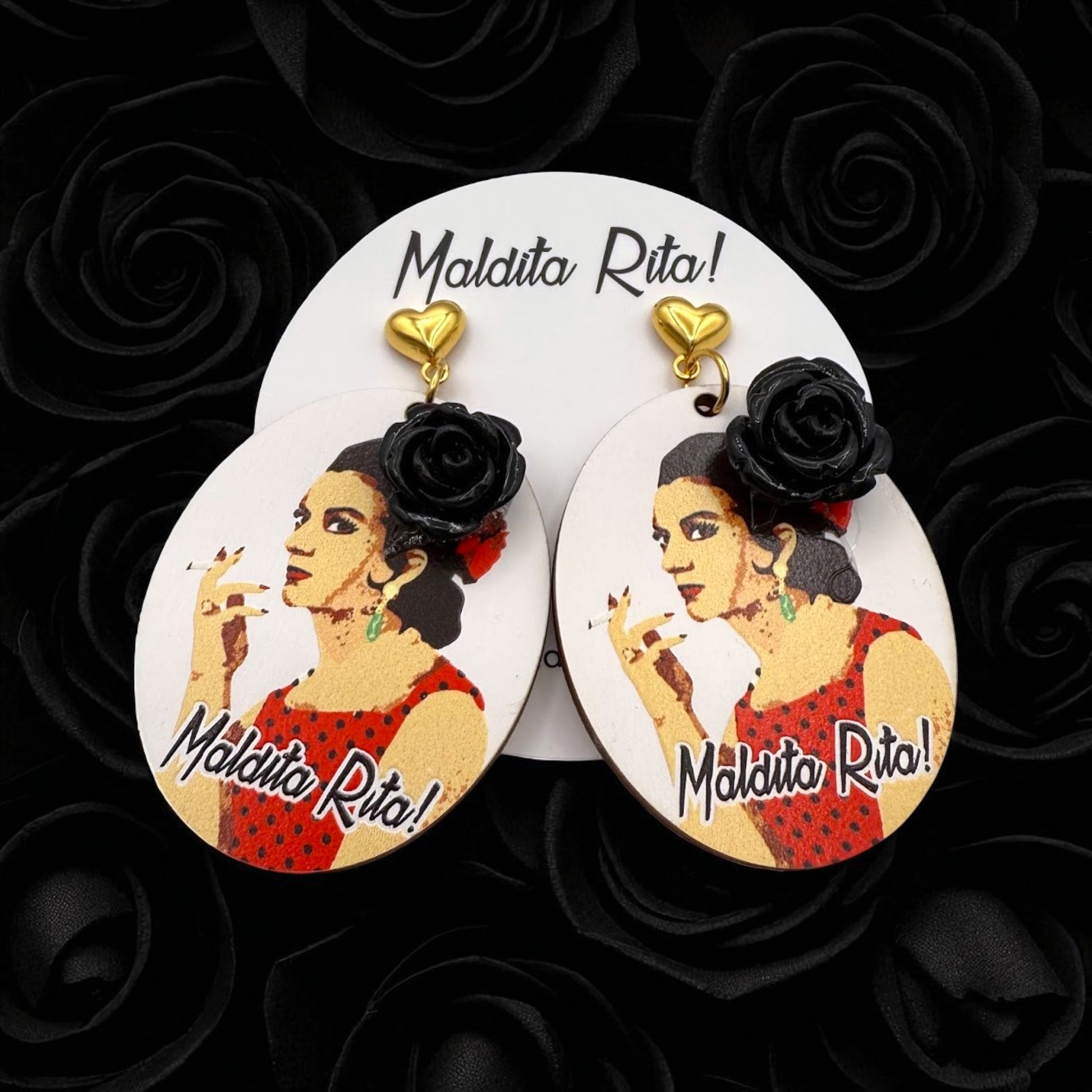 Pendiente_Lola_dorado de Maldita Rita con rosas negras de fondo