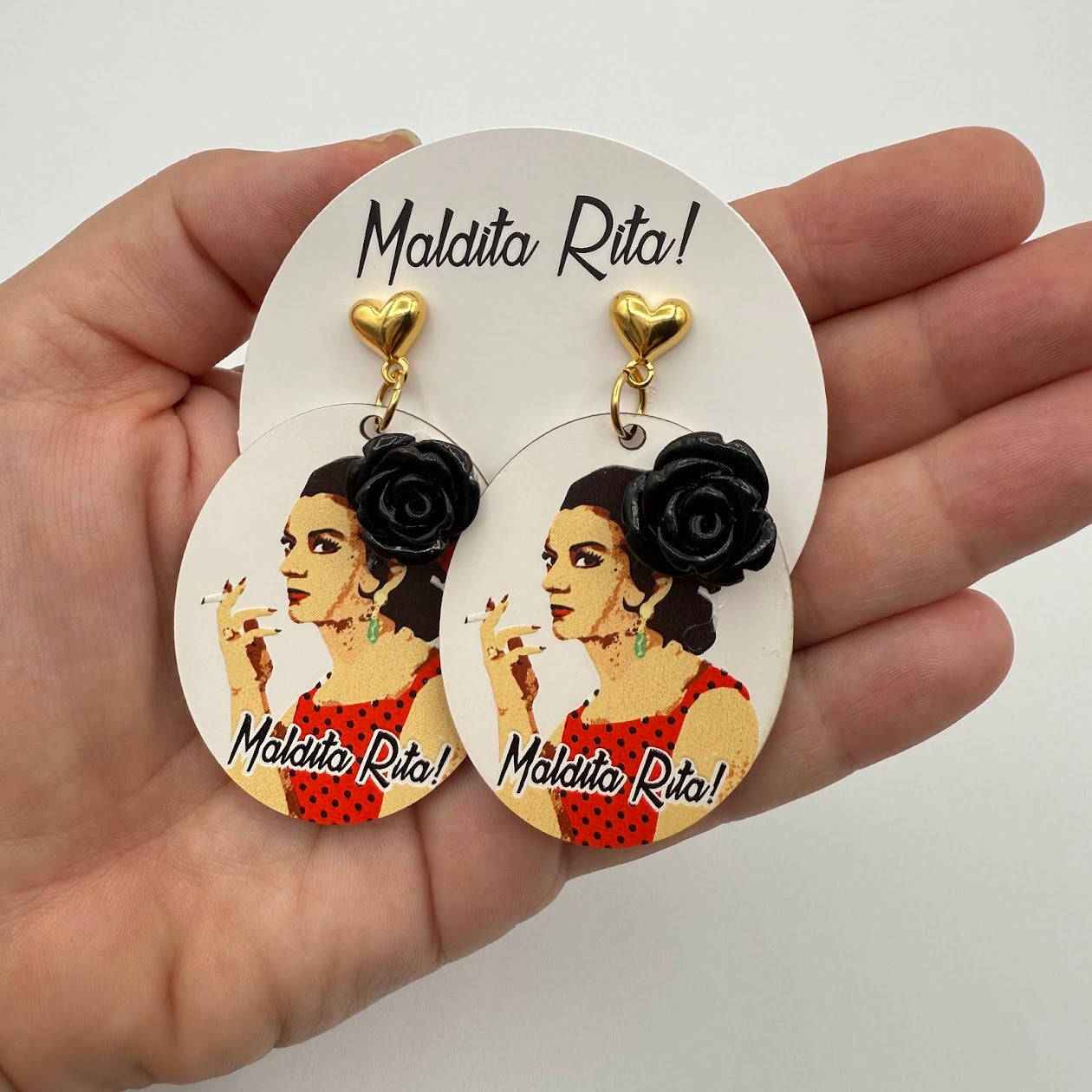 Pendiente Lola dorado grande,  en la mano