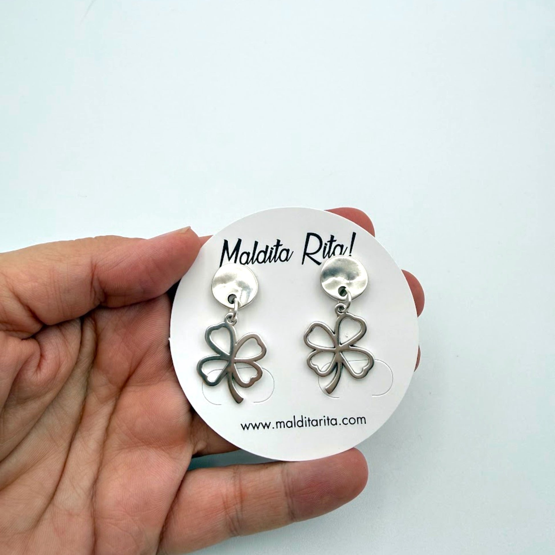Pendientes Suertecita de Maldita Rita – pendientes trébol de cuatro hojas de plata hechos a mano en Almería, España. Para apreciar el tamaño