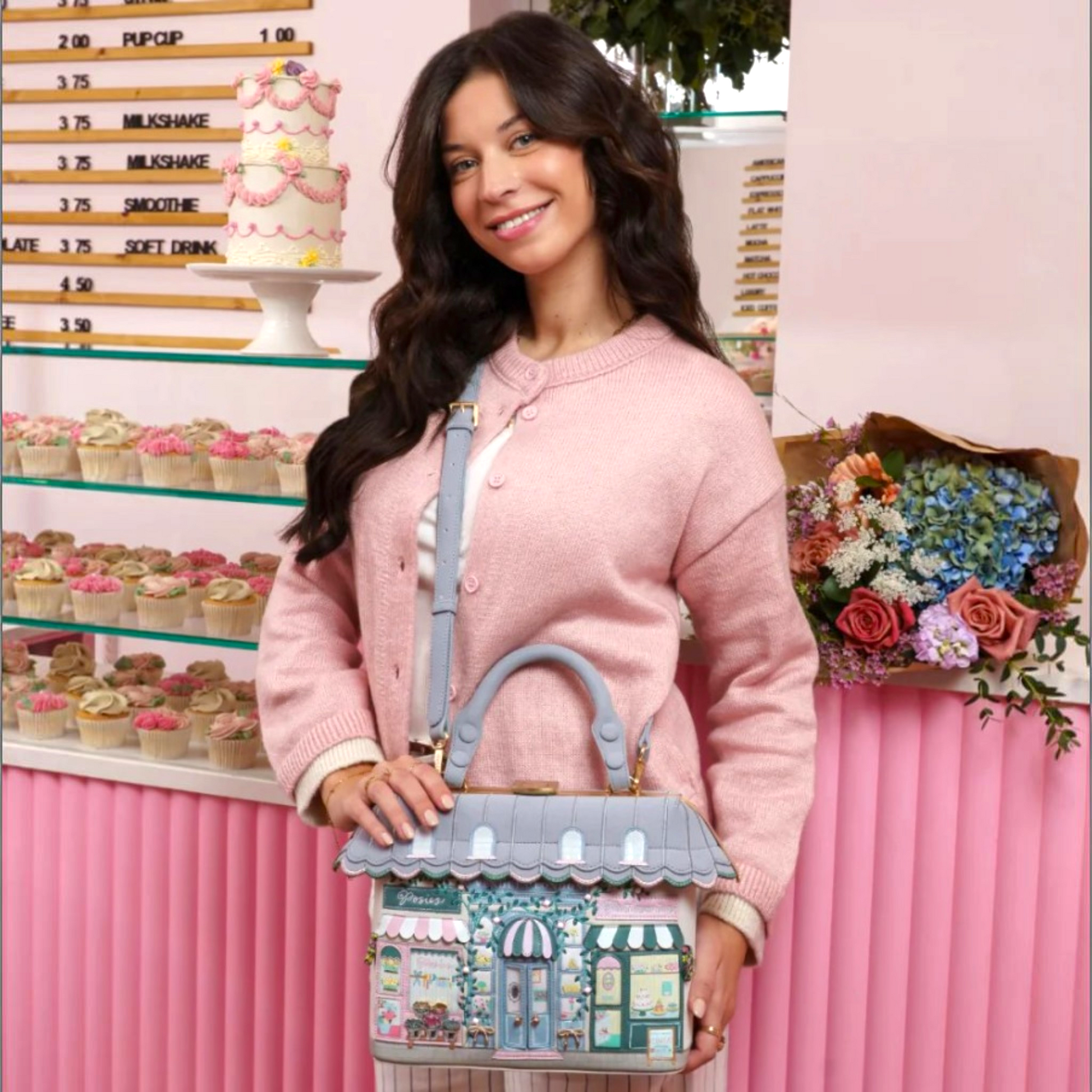 BOLSO DE MANO POSIES AND PATISSERIES de Vendula London, venta en Maldita Rita. Visto con modelo en bandolera