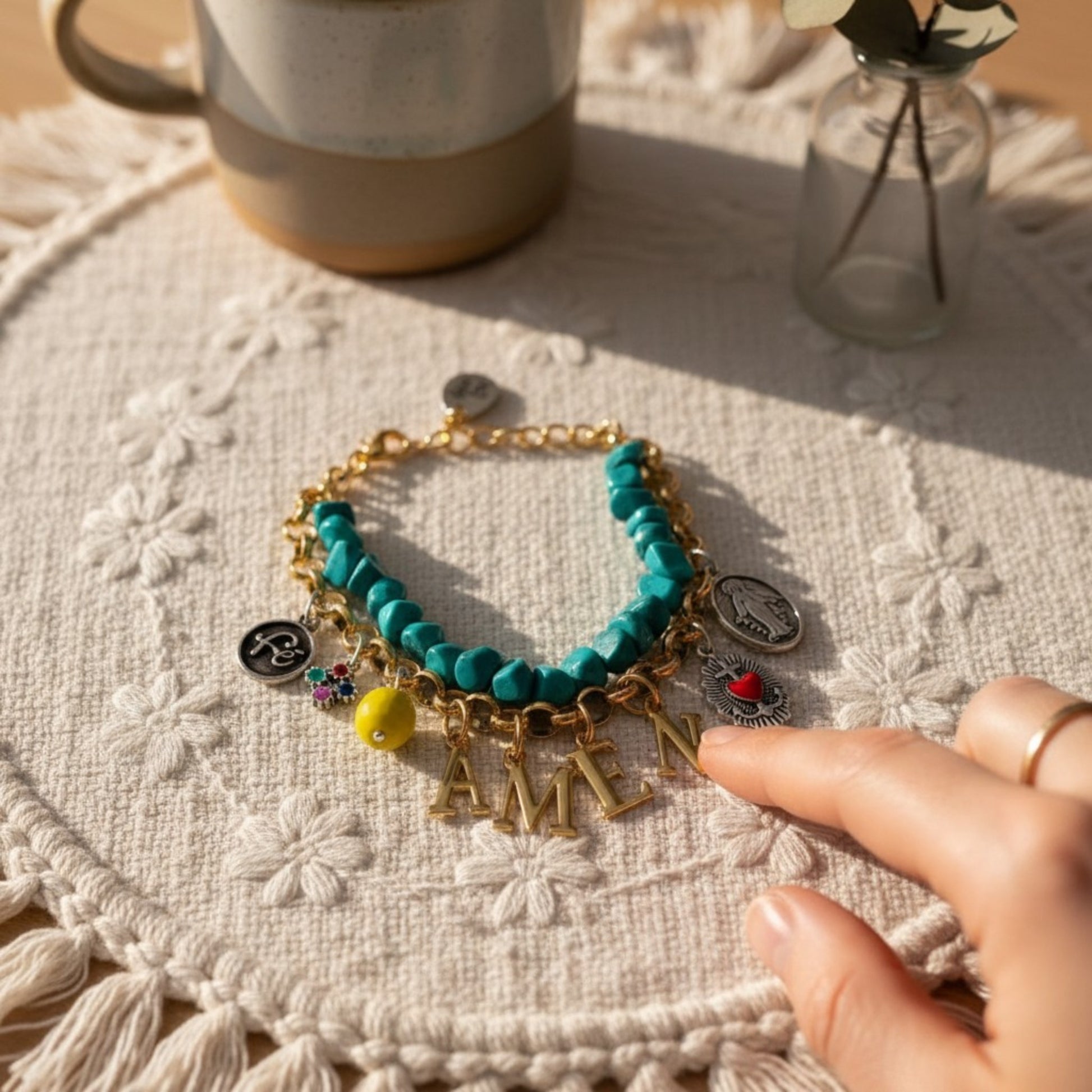 Pulsera Festivibe Amen de Maldita Rita. Cadena dorada y turquesas con charms y letras. Escena hippie