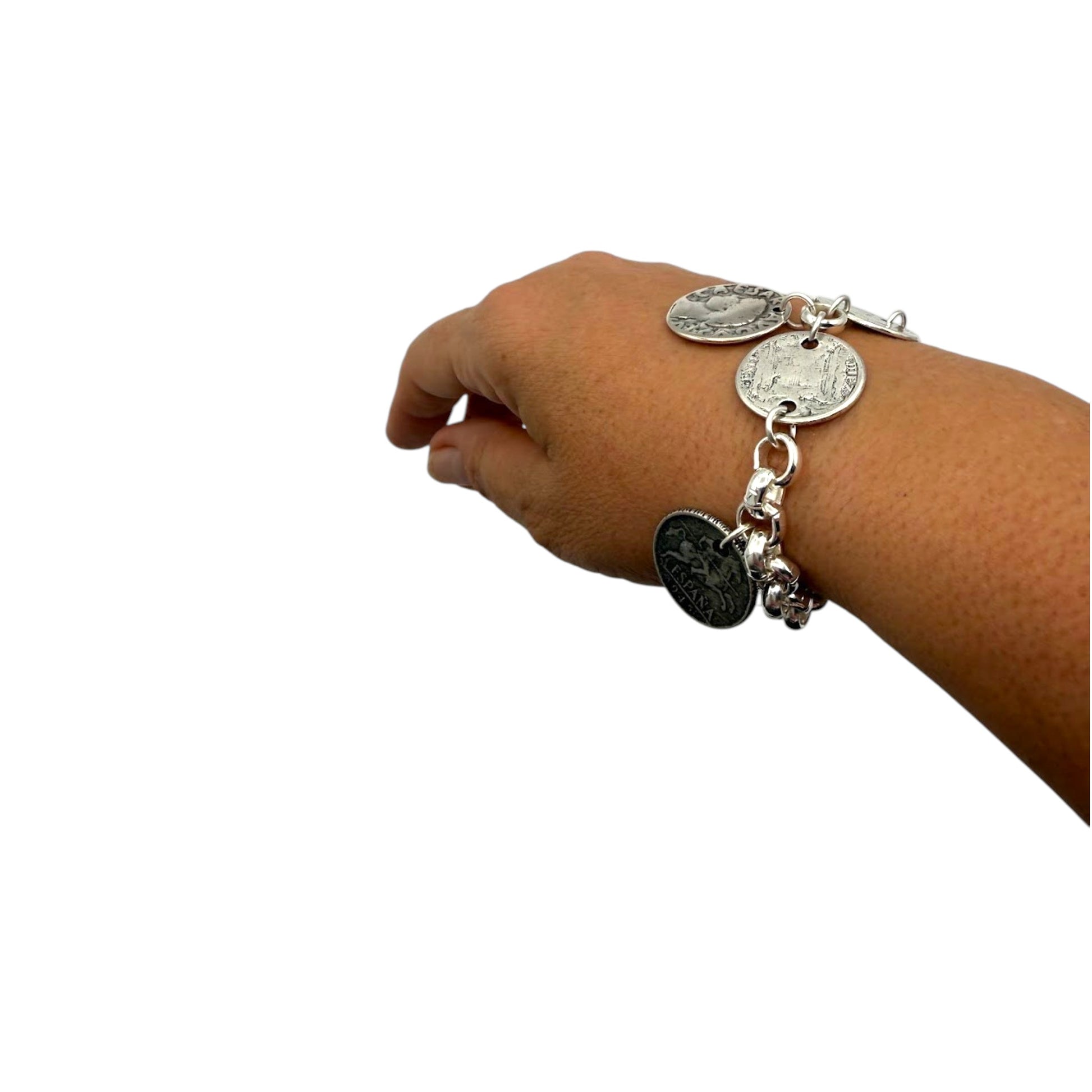 Pulsera de monedas plata estilo boho chic de la marca almeriense Maldita Rita. Como se queda puesta en la muñeca.