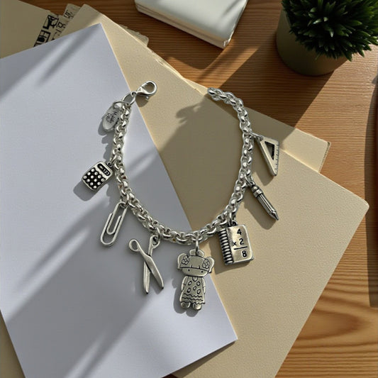 Pulsera Administrativa de Maldita Rita, joyería, banqueras, secretarias, oficina. Sobre papeles