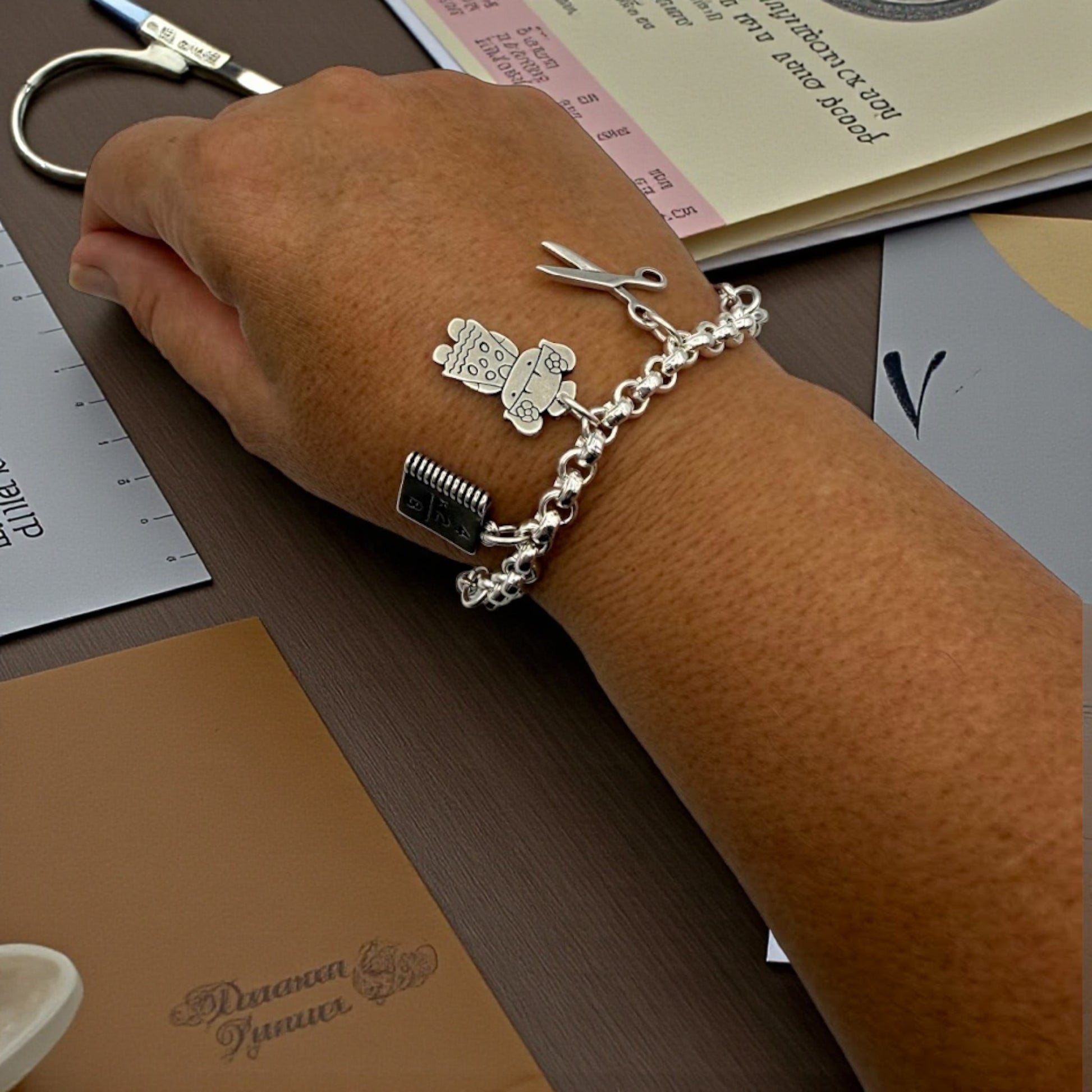 Pulsera Administrativa de Maldita Rita, joyería, banqueras, secretarias, oficina. Puesta en modelo de mano