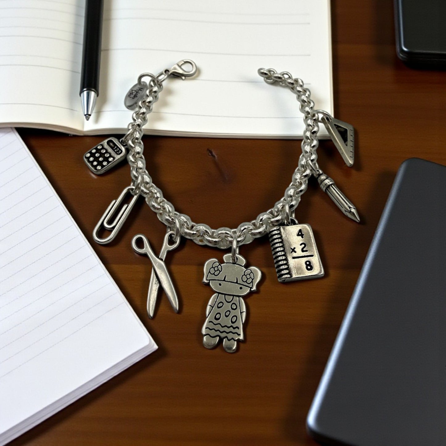 Pulsera Administrativa de Maldita Rita, joyería, banqueras, secretarias, oficina. Sobre mesa de madera