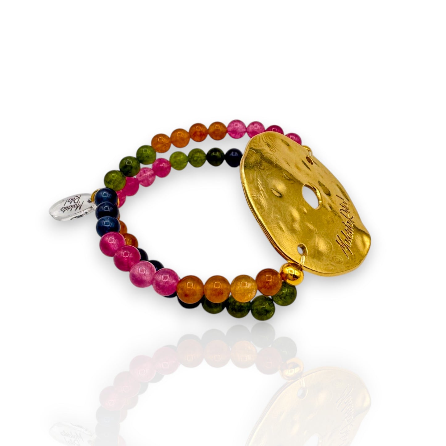 Pulsera elástica con piedras naturales y pieza dorada con logo de Maldita Rita joyería, vista lateral