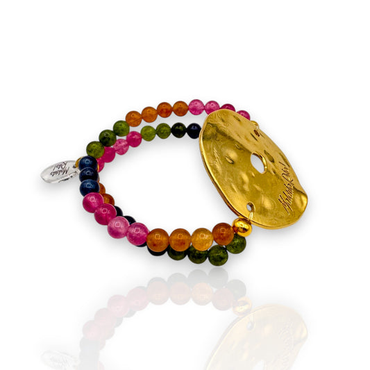 Pulsera elástica con piedras naturales y pieza dorada con logo de Maldita Rita joyería, vista lateral