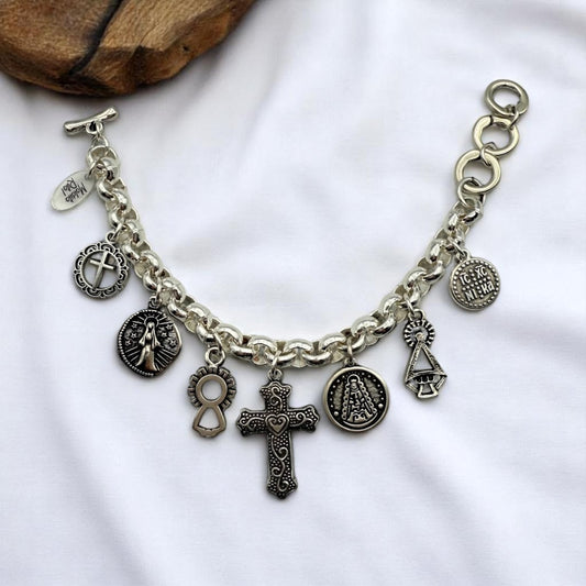Pulsera plata con colgantes de virgenes y cruces de Maldita Rita