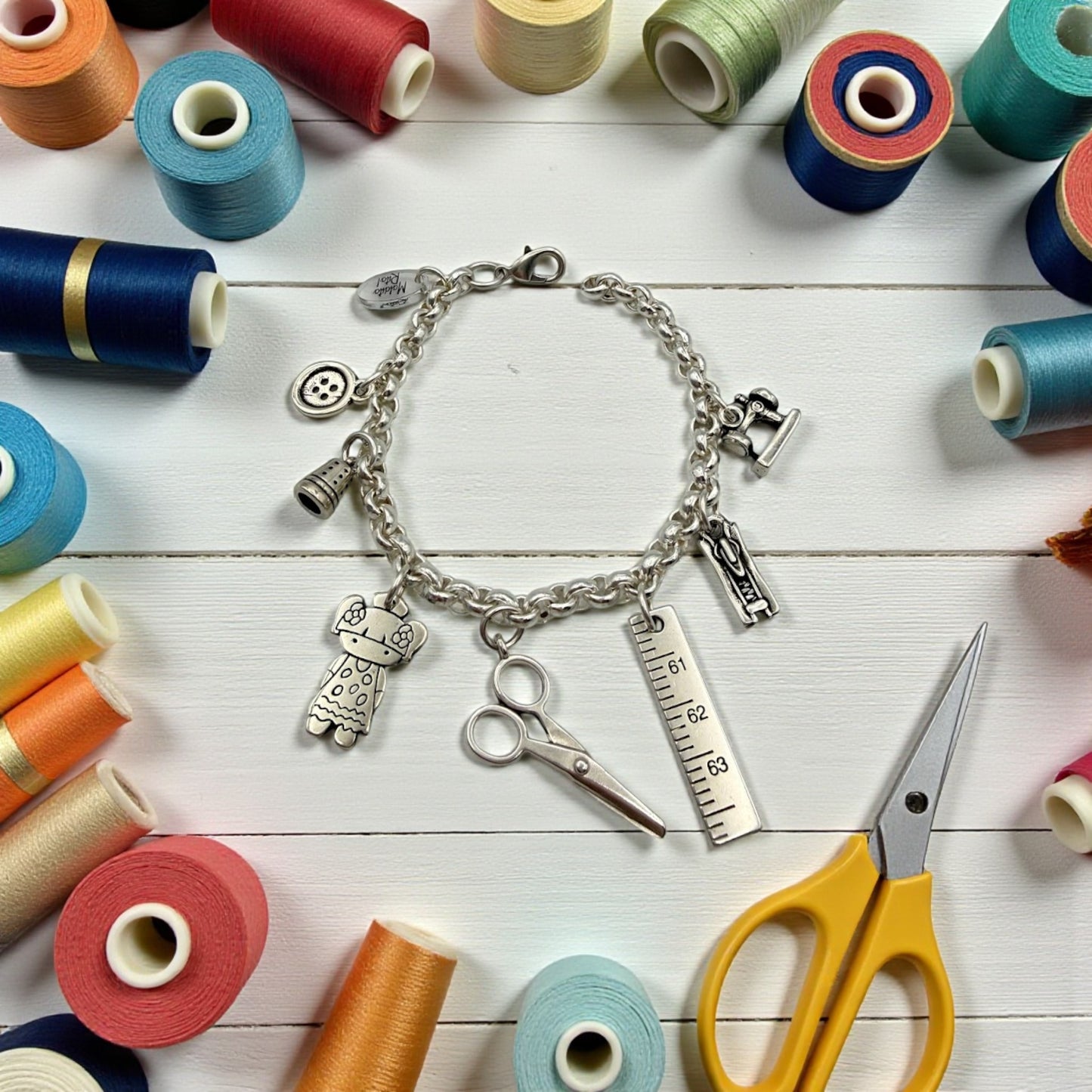 Pulsera Modista, Costurera de Maldita Rita Joyería, con bobinas de hilo 