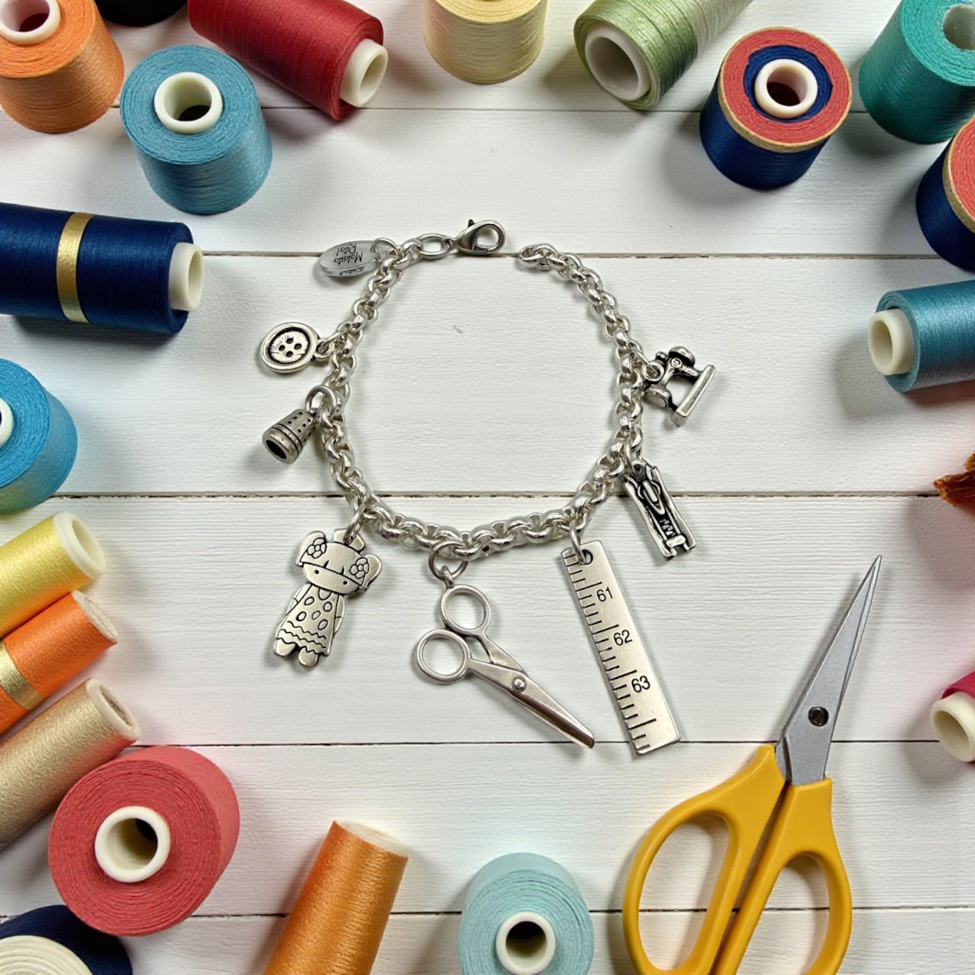 Pulsera Modista, Costurera de Maldita Rita Joyería, con bobinas de hilo 