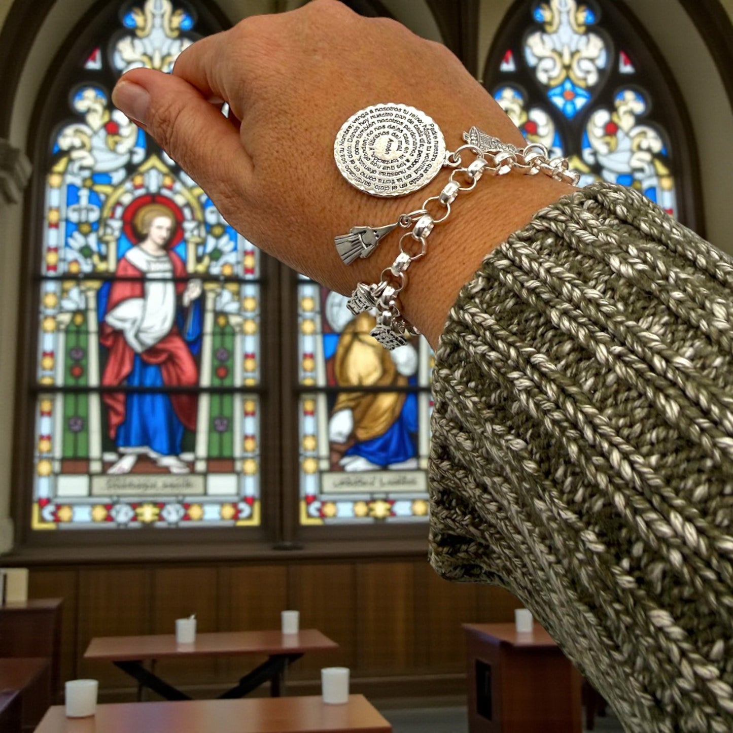 Pulsera con la oración del Padre Nuestro y motivos de Semana Santa Cristiana, de la marca almeriense Maldita Rita, pulsera en una iglesia.