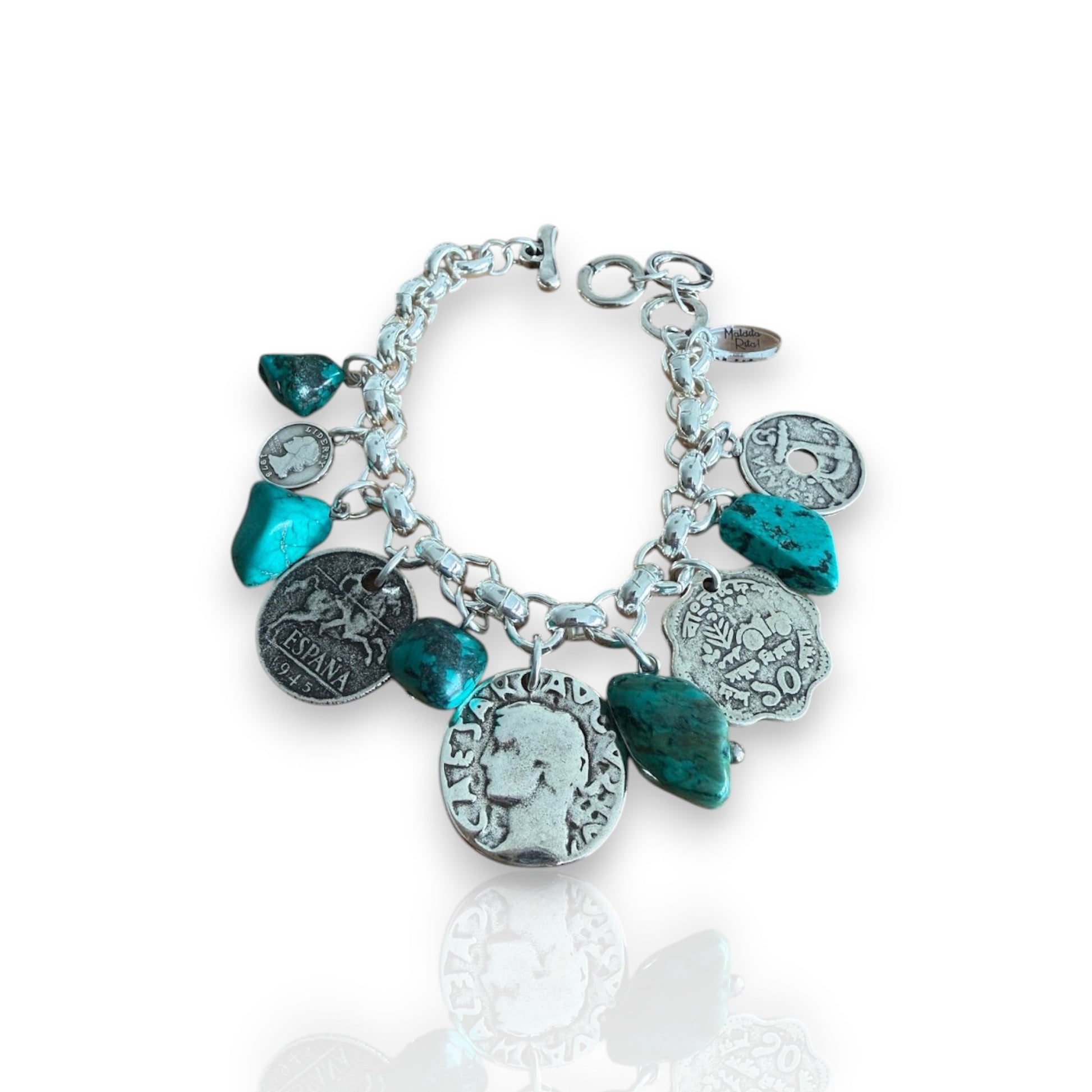 Pulsera de cadena con colgantes de turquesas y monedas plata de la marca Maldita Rita. Detallede los colgantes.