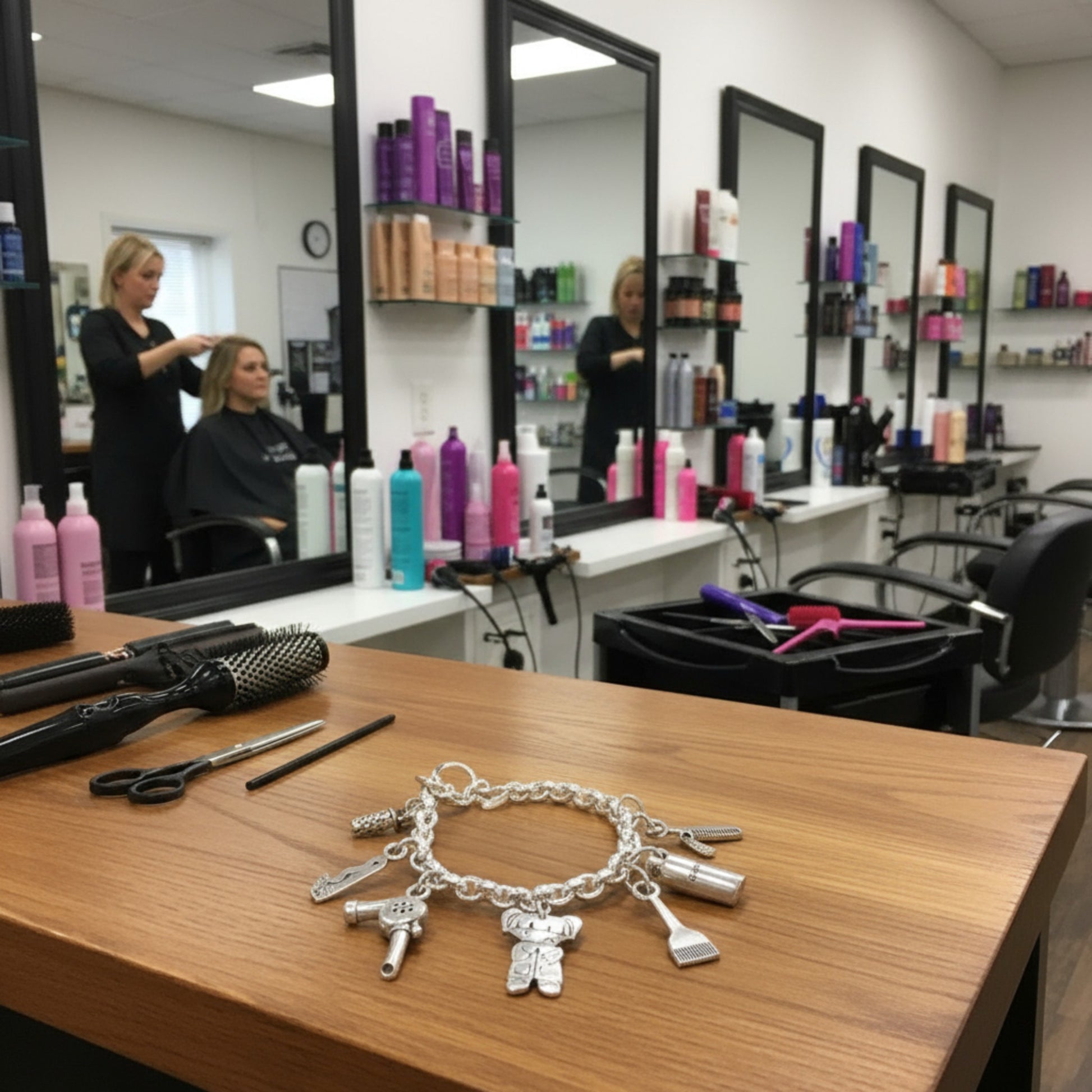 Pulsera Peluquera de Maldita Rita, en una peluquería