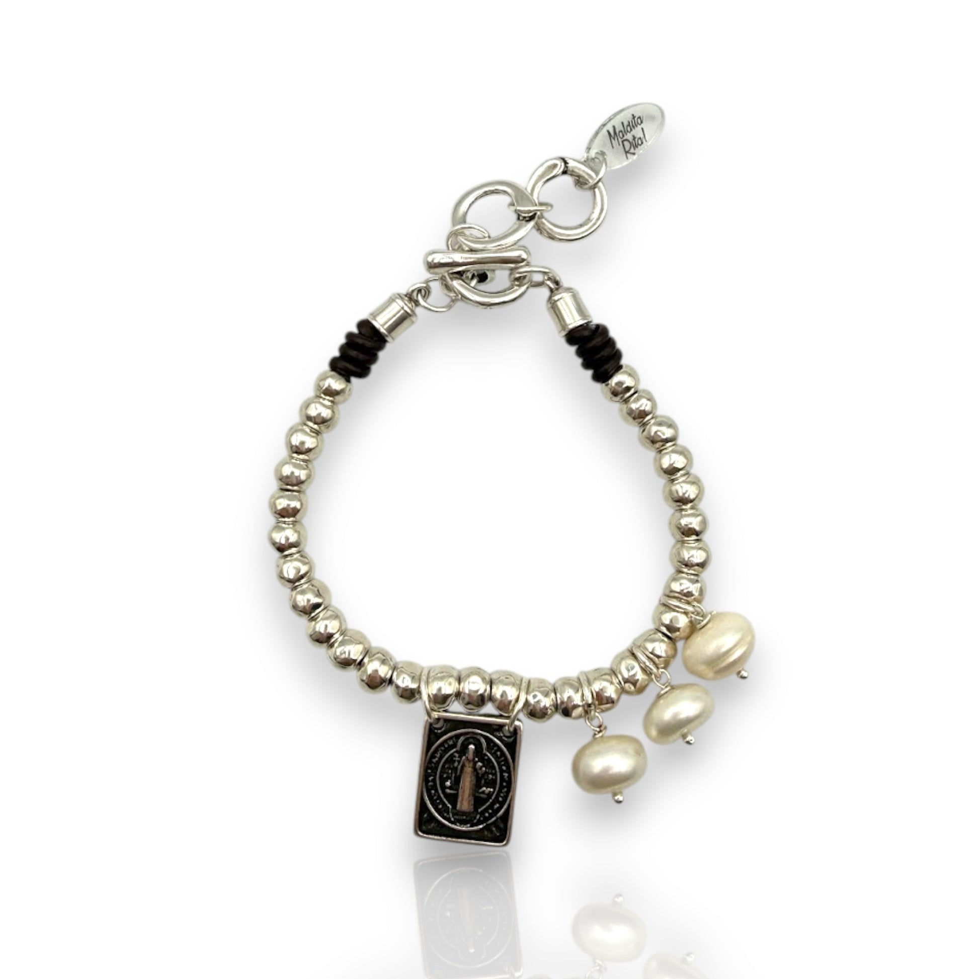 Pulsera con cuentas en plata, medalla de San Benito y perlas blancas naturales, de la marca de joyas de Almería Maldita Rita, vista desde arriba.