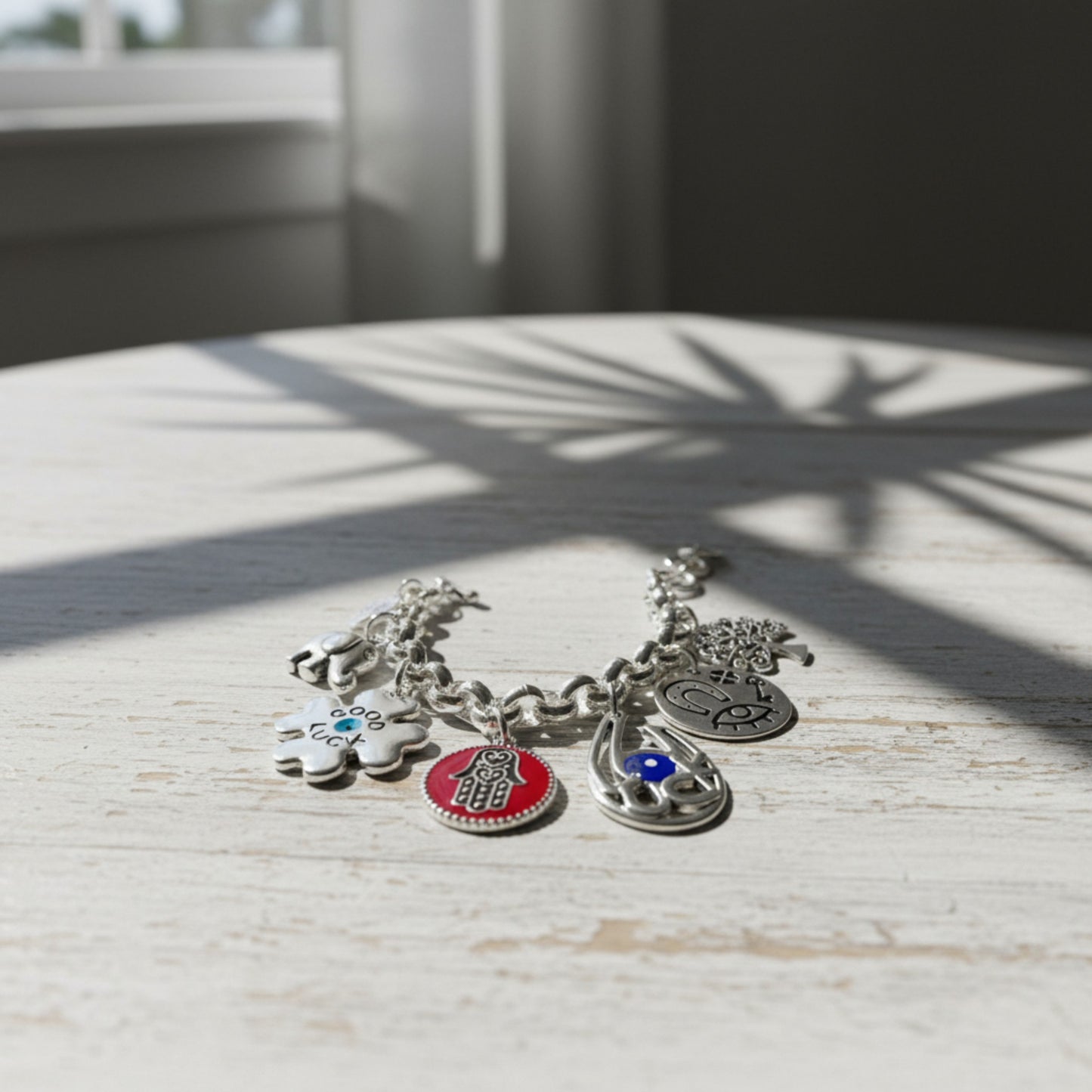 Pulsera Suertecita de Maldita Rita – pulsera de cadena con amuletos de la suerte hecha a mano en Almería, España. Detalle lateral