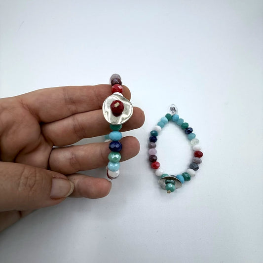 Pulsera elástica Lunática vista en la mano, de Maldita Rita