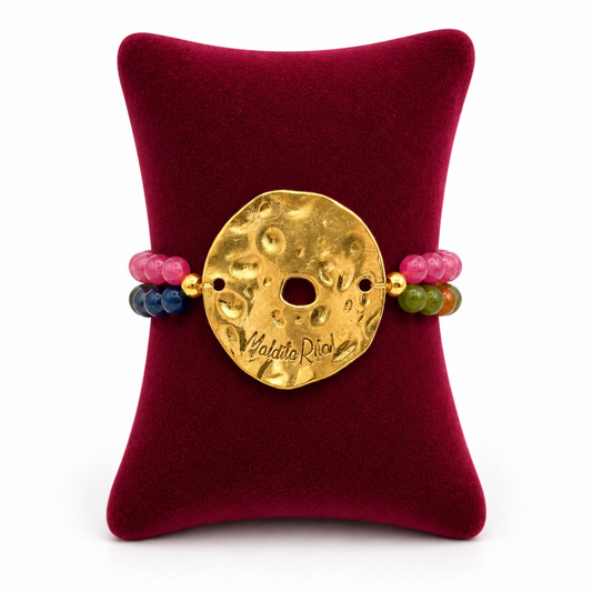 Pulsera brazalete con pieza redonda en oro  piedras naturales de Maldita Rita Joyería