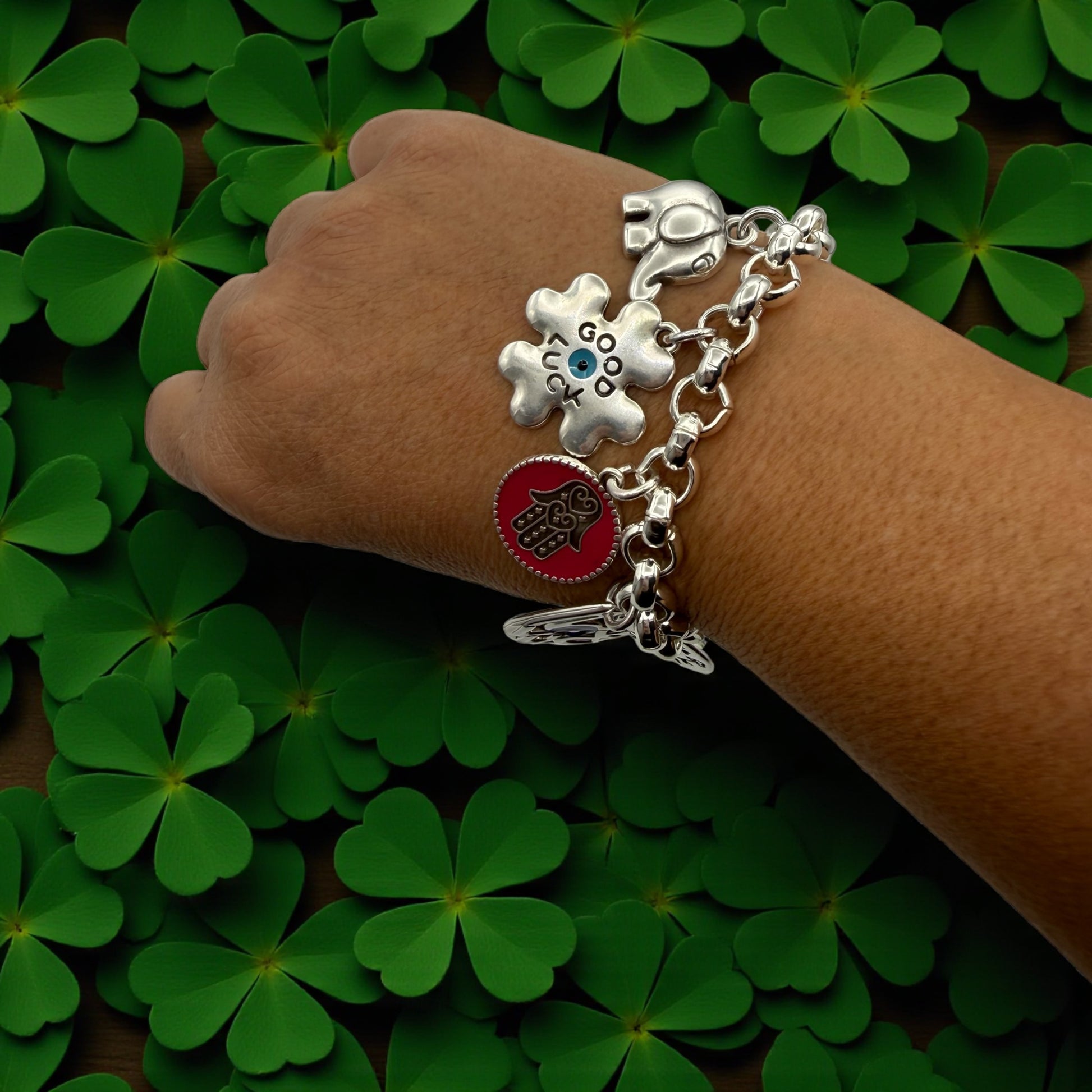 Pulsera Suertecita de Maldita Rita – pulsera de cadena con amuletos de la suerte hecha a mano en Almería, España. Tréboles verdes