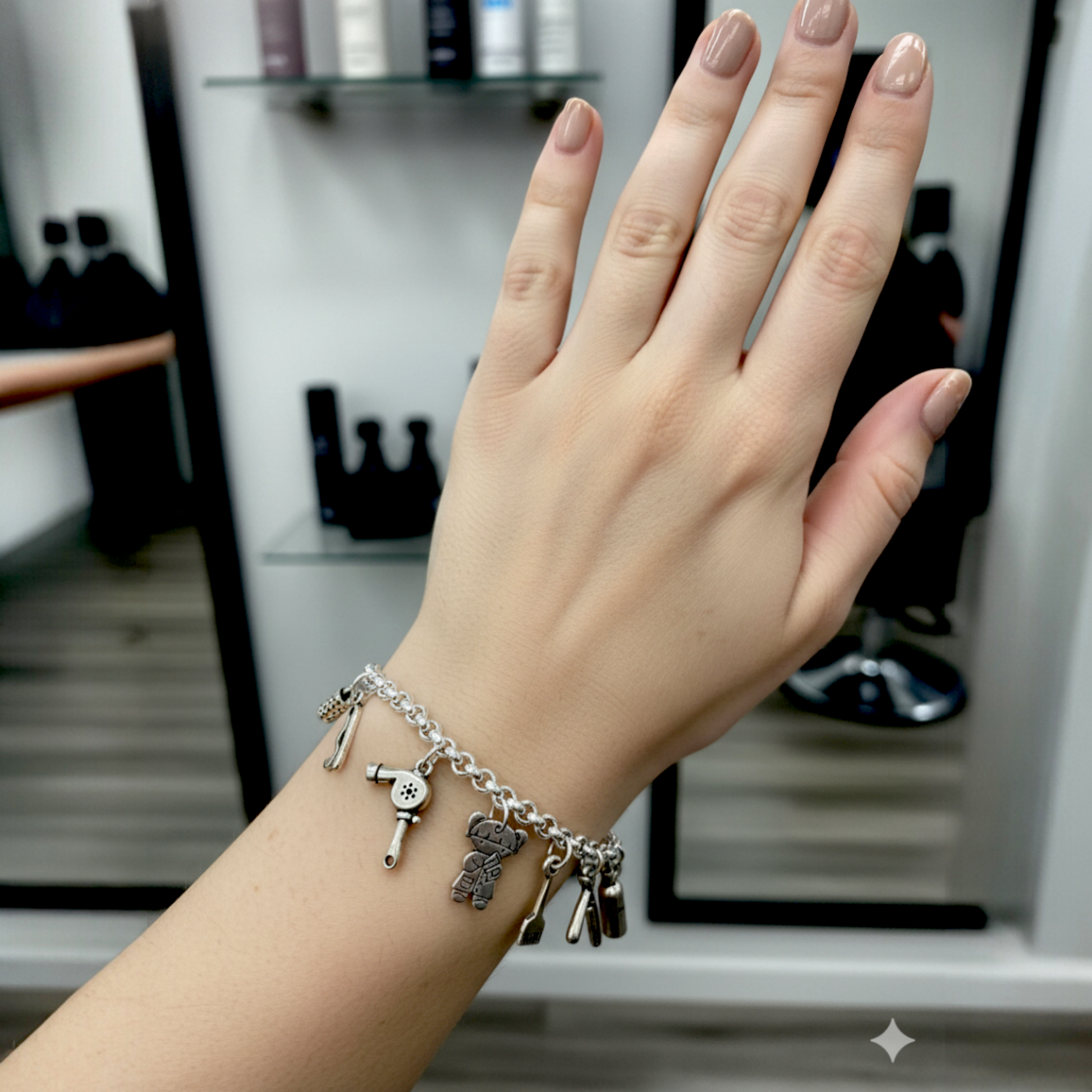 Pulsera Peluquera de Maldita Rita, vista en una mano