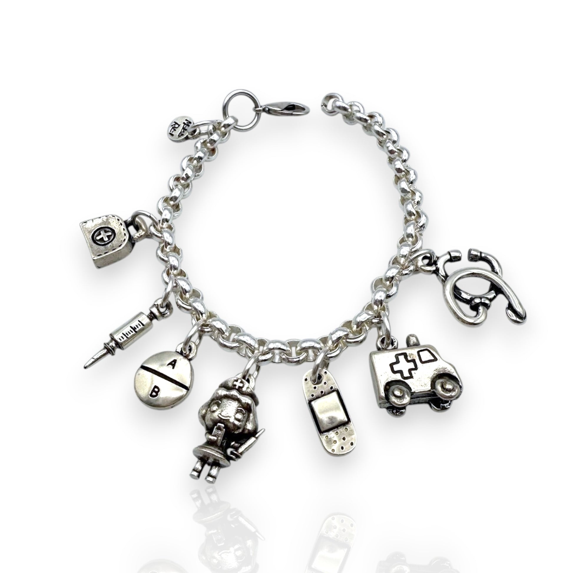 Pulsera de Enfermera de Maldita Rita, en mesa de enfermería,   detalle lateral