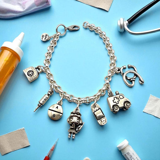 Pulsera de Enfermera de Maldita Rita, en mesa de enfermería