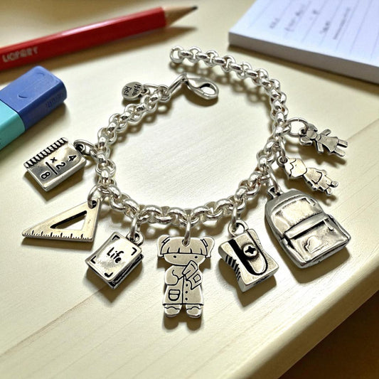 Pulsera de Profesora, maestra de escuela, de Maldita Rita, en pupitre