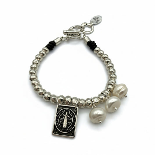 Pulsera con cuentas en plata, medalla de San Benito y perlas blancas naturales, de la marca de joyas de Almería Maldita Rita