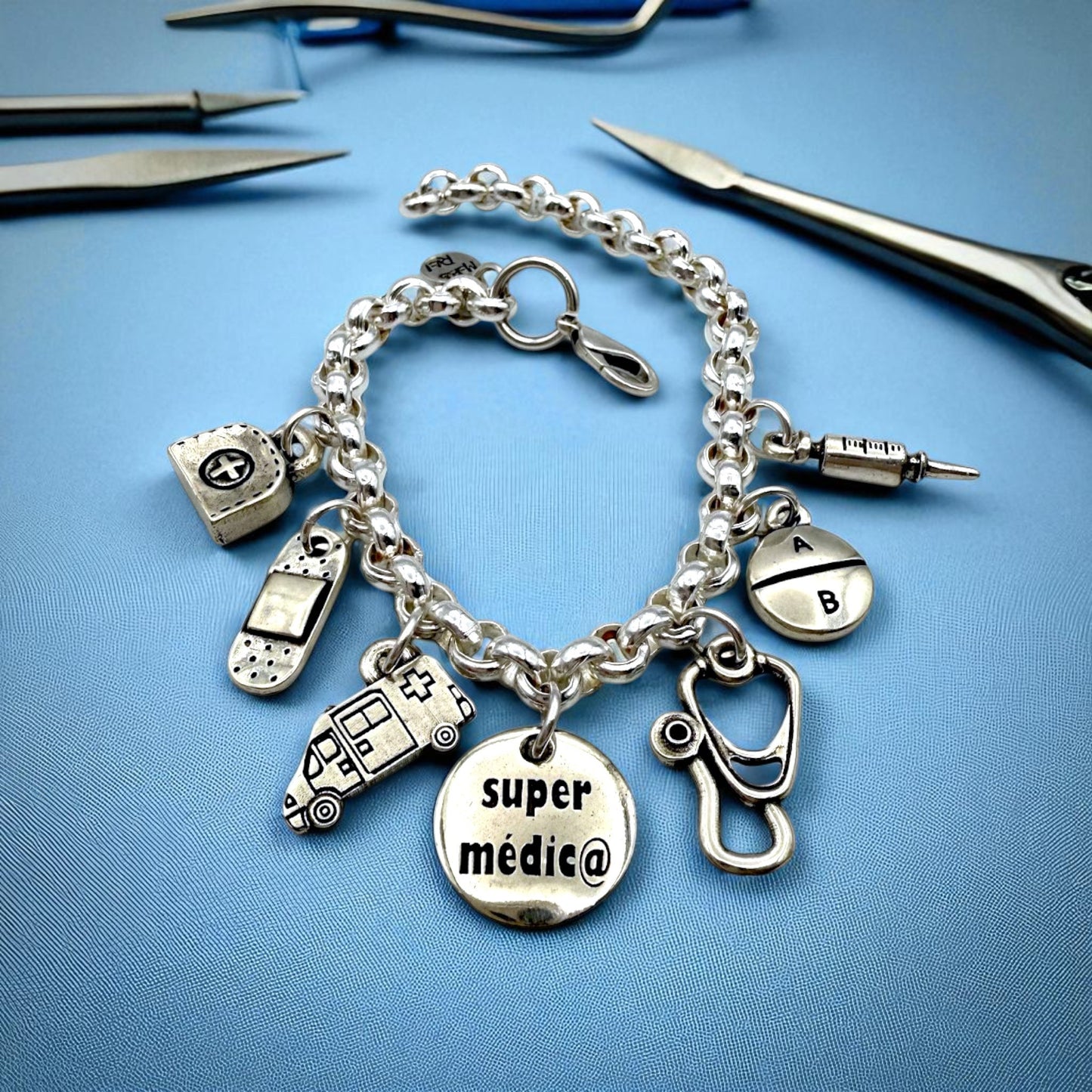 Pulsera Doctora ó Médica, de Maldita Rita, vista en mesa quirófano