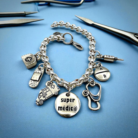 Pulsera Doctora ó Médica, de Maldita Rita, vista en mesa quirófano