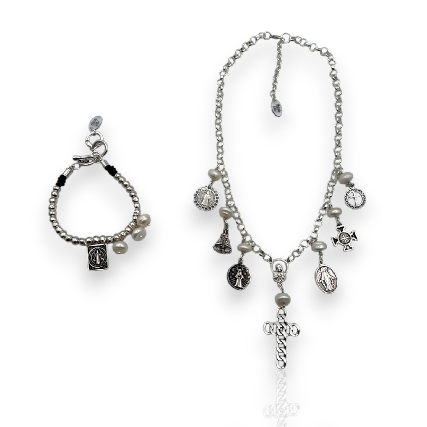 Pulsera con cuentas en plata, medalla de San Benito y perlas blancas naturales, de la marca de joyas de Almería Maldita Rita, junto al collar San Benito, de la misma colección.