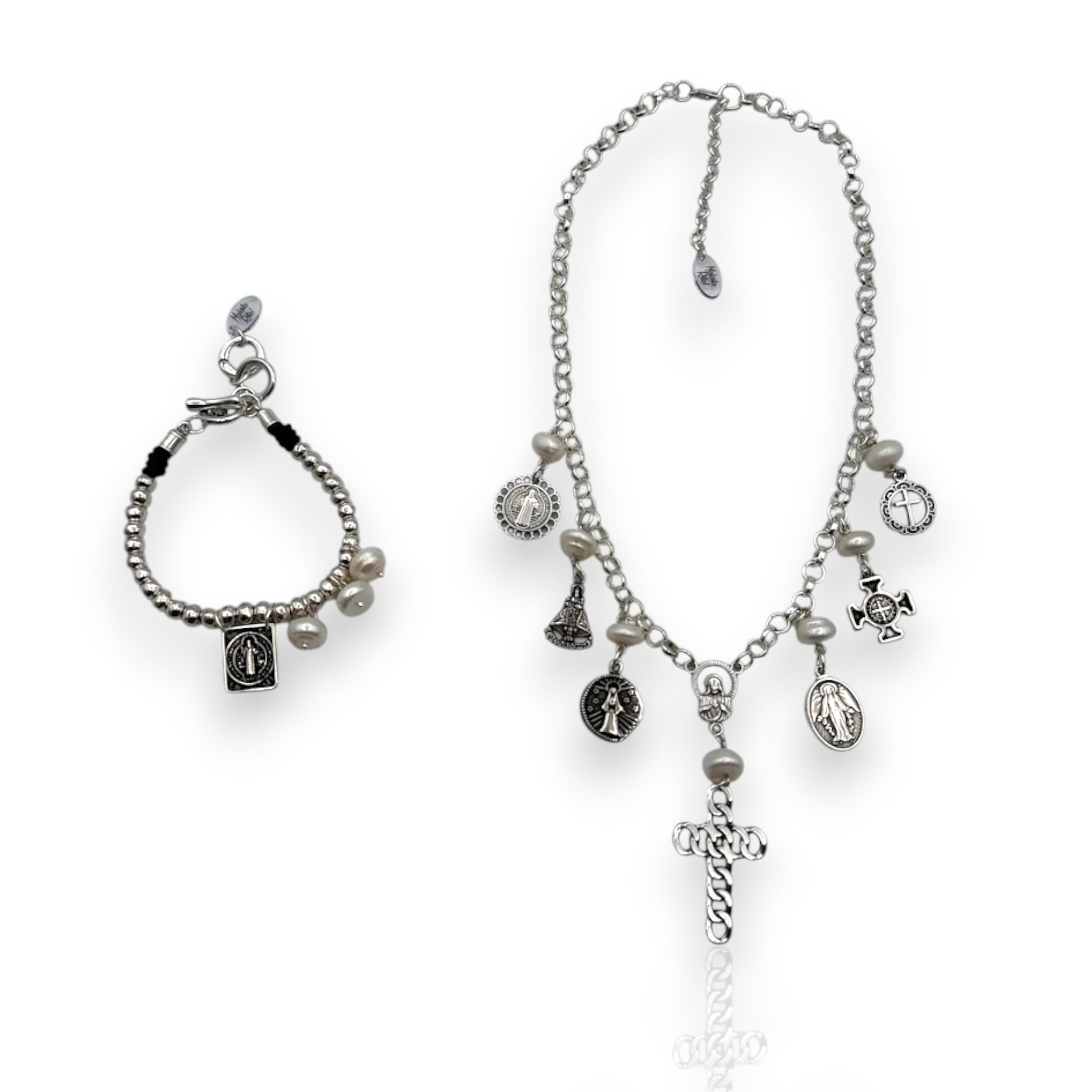 Collar  y pulsera San Benito de Maldita Rita joyería, medallitas con perlas naturales y plata.