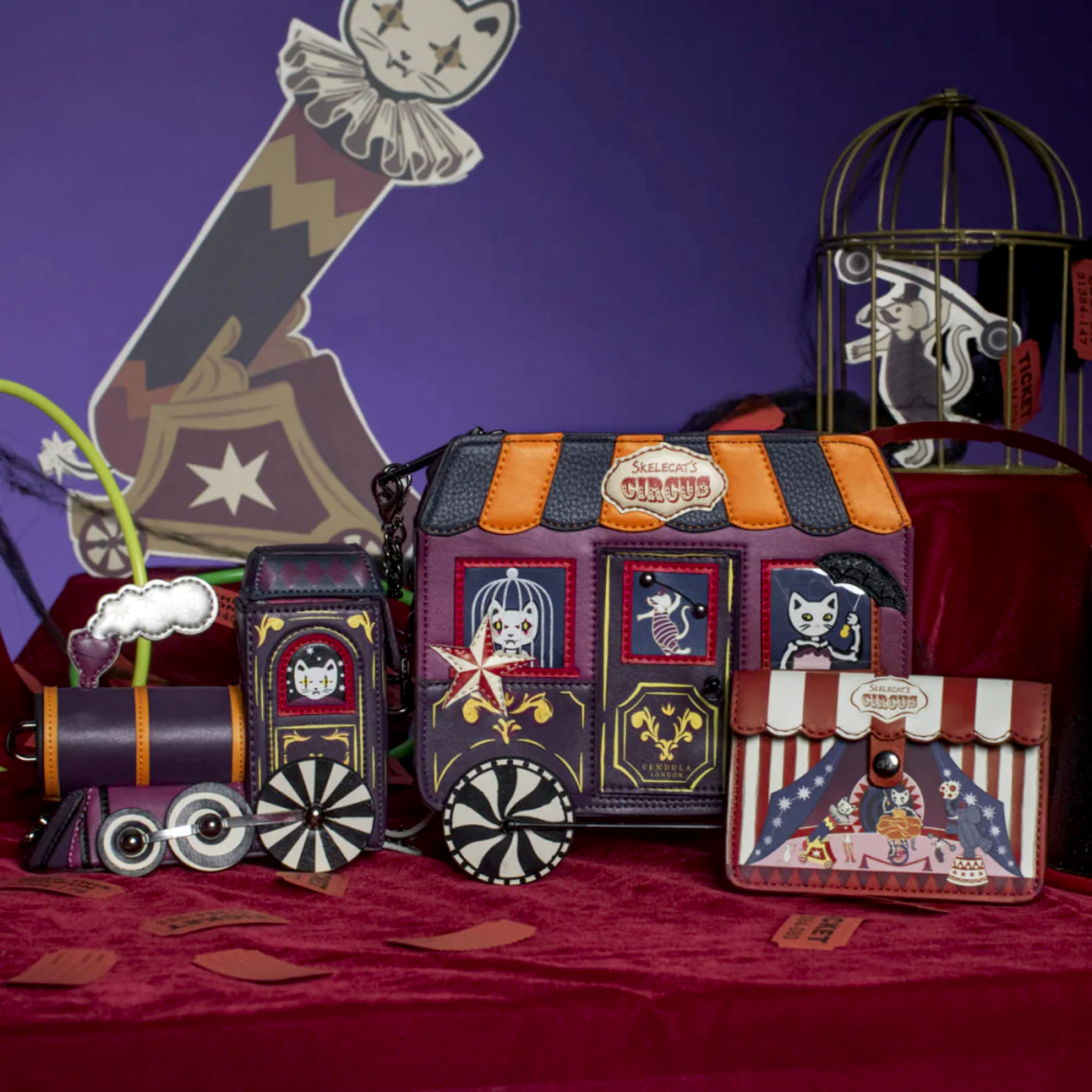 Bolso Tren Skelecat´s travelling Ghost Circus de Vendula London, venta en Maldita Rita, junto a monedero.