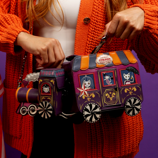 Bolso Tren Skelecat´s travelling Ghost Circus de Vendula London, venta en Maldita Rita, detalle bolso con la modelo.