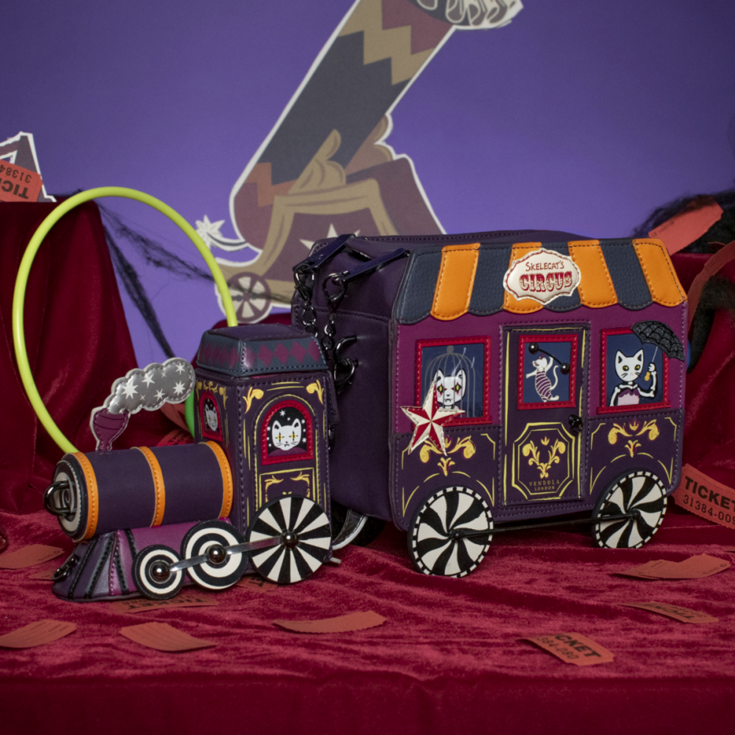 Bolso Tren Skelecat´s travelling Ghost Circus de Vendula London, venta en Maldita Rita, en escenario.