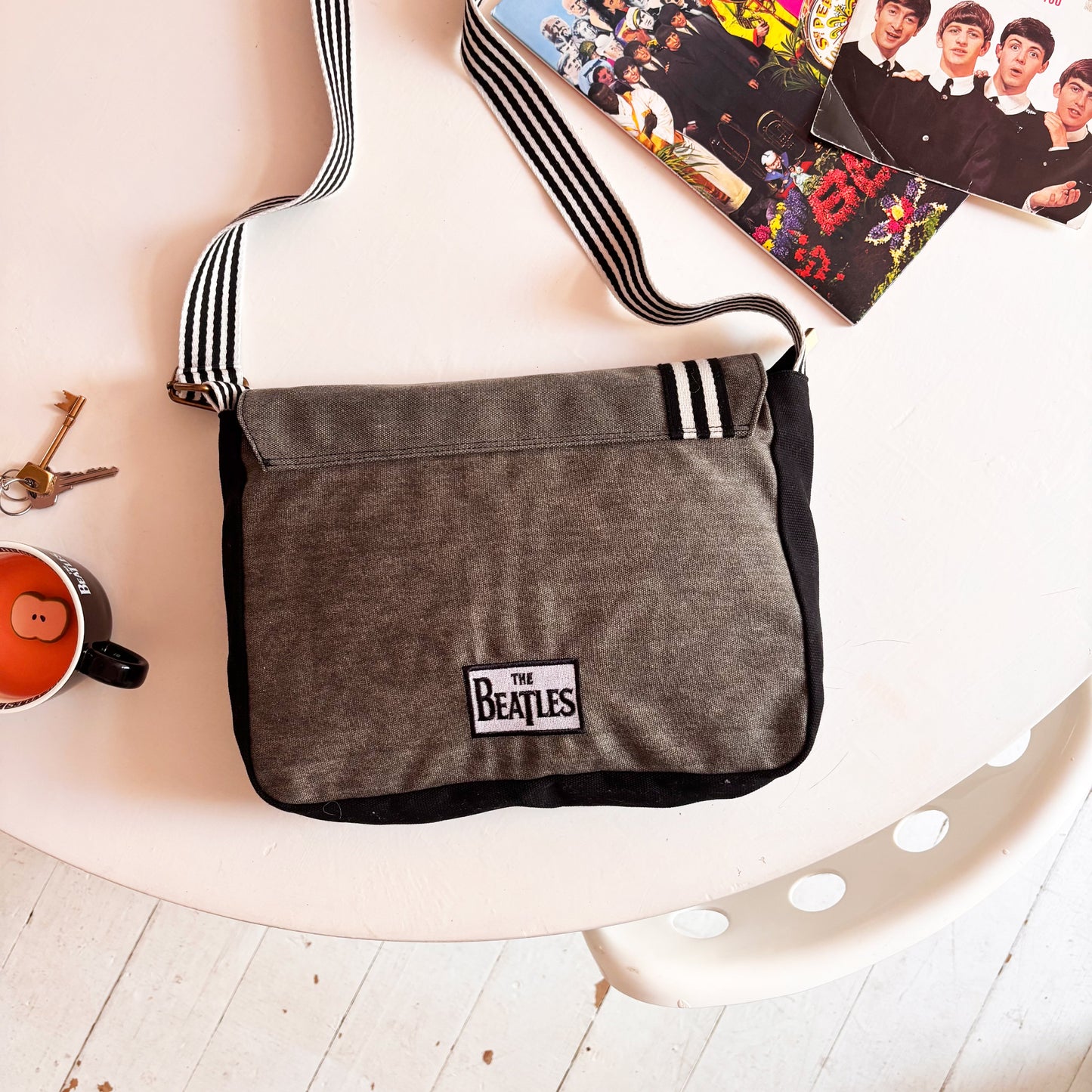 Bolso bandolera oficial The Beatles Abbey Road con parches de álbumes Beatles, venta en Maldita Rita. Parte trasera.