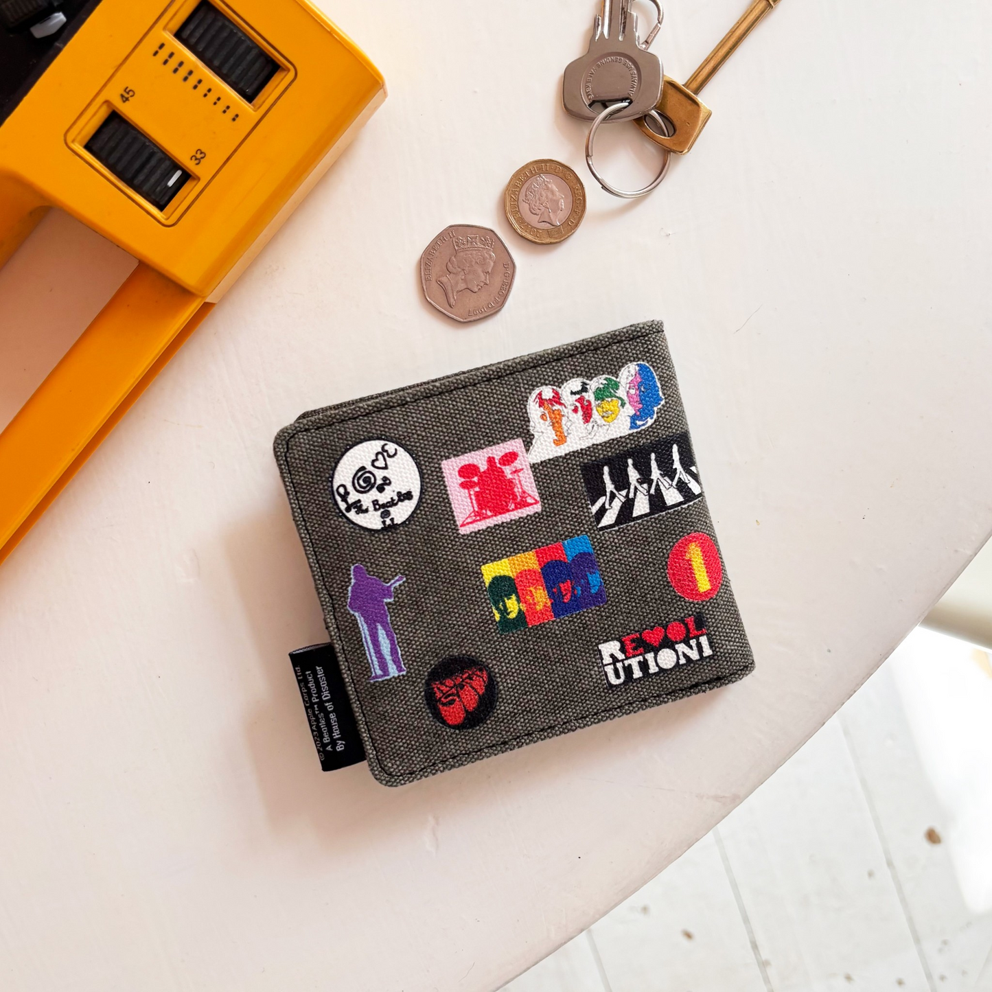 Billetera denim de The Beatles con parches bordados inspirados en Sgt. Pepper, Let It Be y All You Need Is Love. Venta en Maldita Rita, parte trasera.