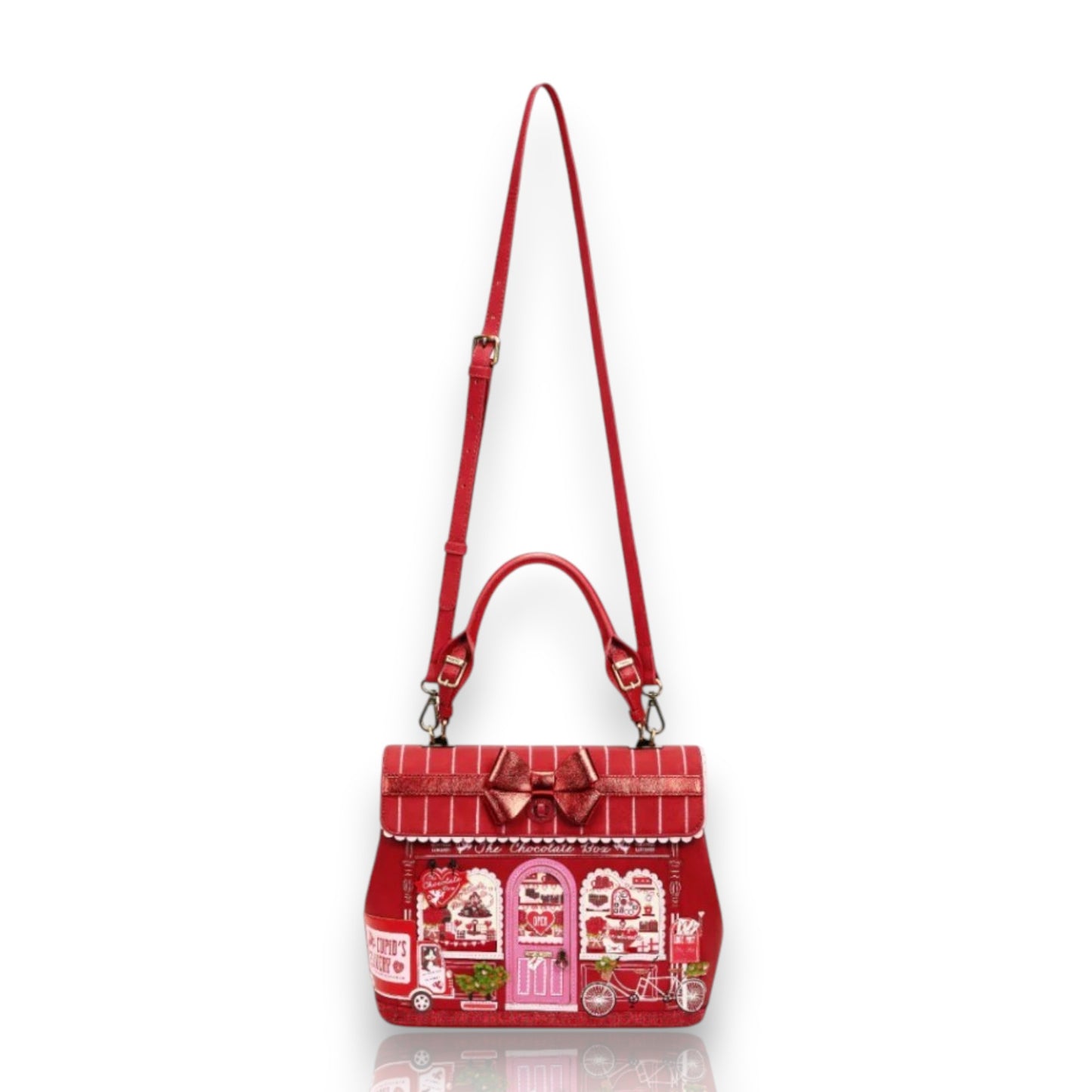 The Chocolate Box, bolso Grace de Vendula London y venta en Maldita Rita. Bolso rojo de tienda de bombones. Bandolera puesta.