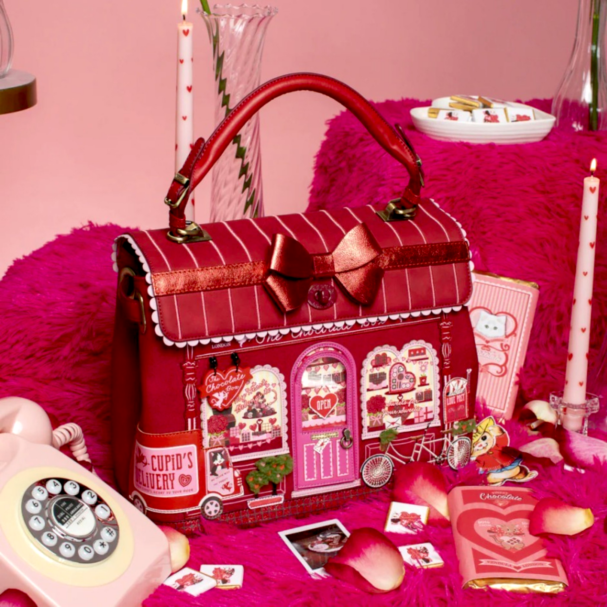 The Chocolate Box, bolso Grace de Vendula London y venta en Maldita Rita. Bolso rojo de tienda de bombones. Escena de chocolates.