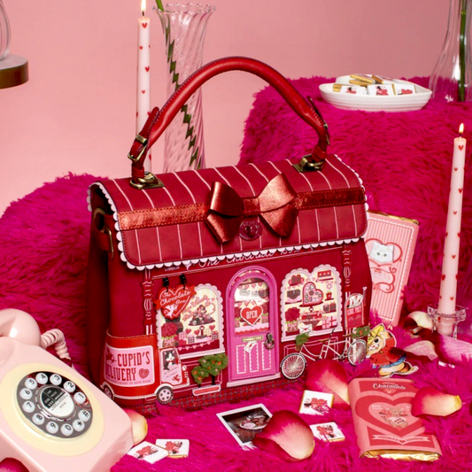 The Chocolate Box, bolso Grace de Vendula London y venta en Maldita Rita. Bolso rojo de tienda de bombones. Escena de chocolates.