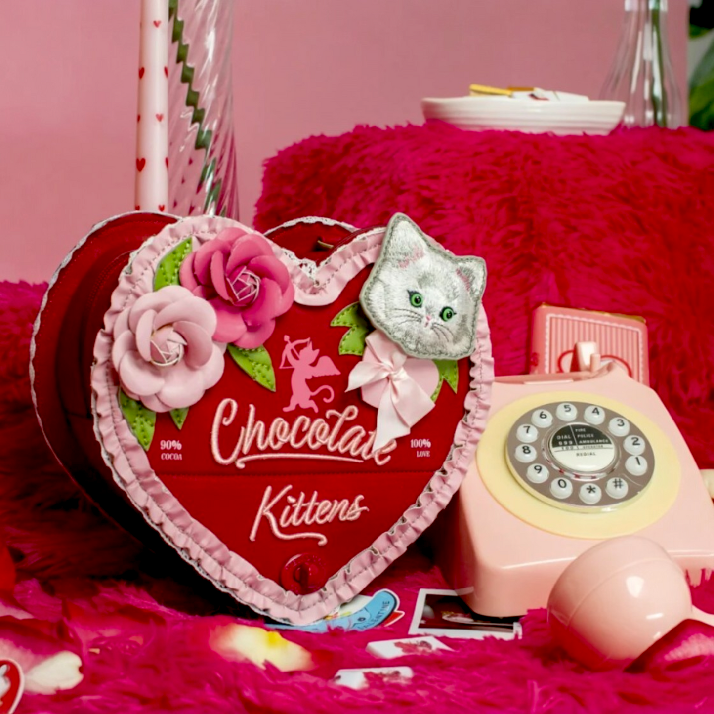 The Chocolate box, bolso corazón de venta en Maldita Rita. Bolso rojo como una caja de bombones y un gato. Vista lateral.