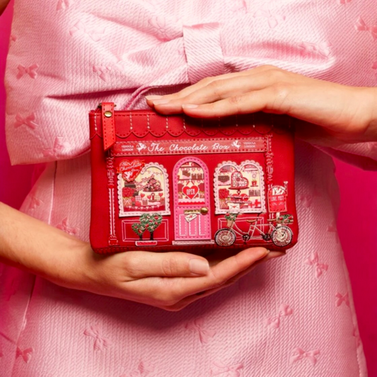 The Chocolate Box, monedero con cremallera de la marca Vendula London, venta en Maldita Rita. Bombonería color rojo. Visto en modelo.