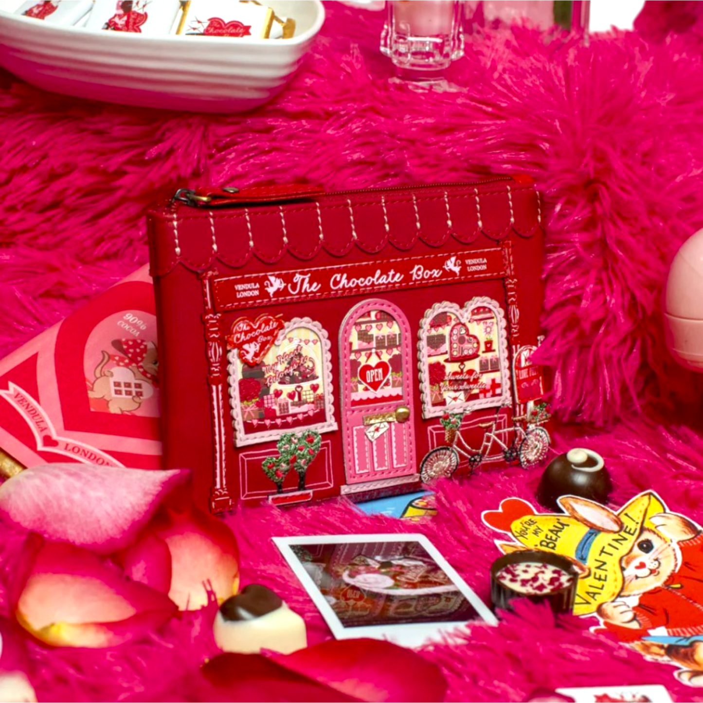 The Chocolate Box, monedero con cremallera de la marca Vendula London, venta en Maldita Rita. Bombonería color rojo. Visto en escenario de chocolates.