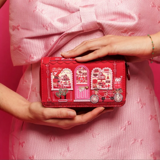 The Chocolate Box, monedero mediano con cremallera, tienda de bombones en rojo, venta en Maldita Rita. Con modelo.