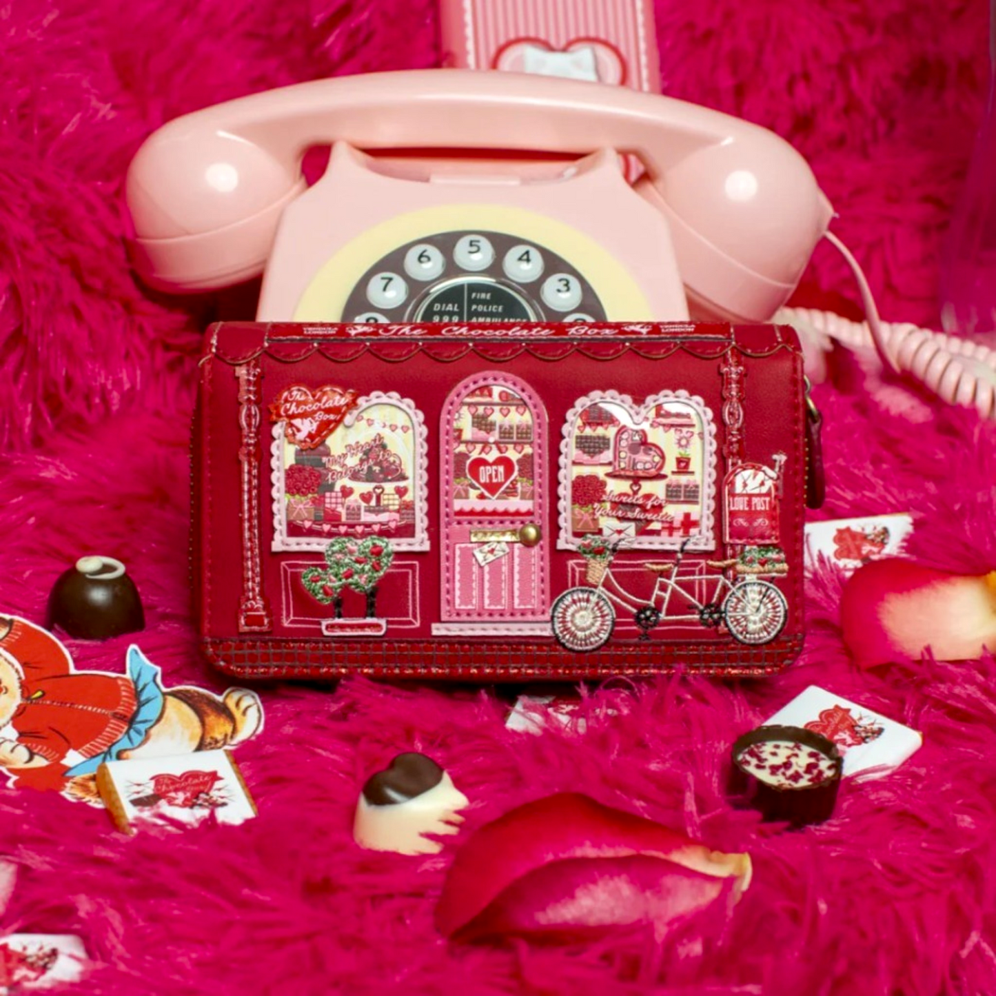 The Chocolate Box, monedero mediano con cremallera, tienda de bombones en rojo, venta en Maldita Rita. En escena con bombones.